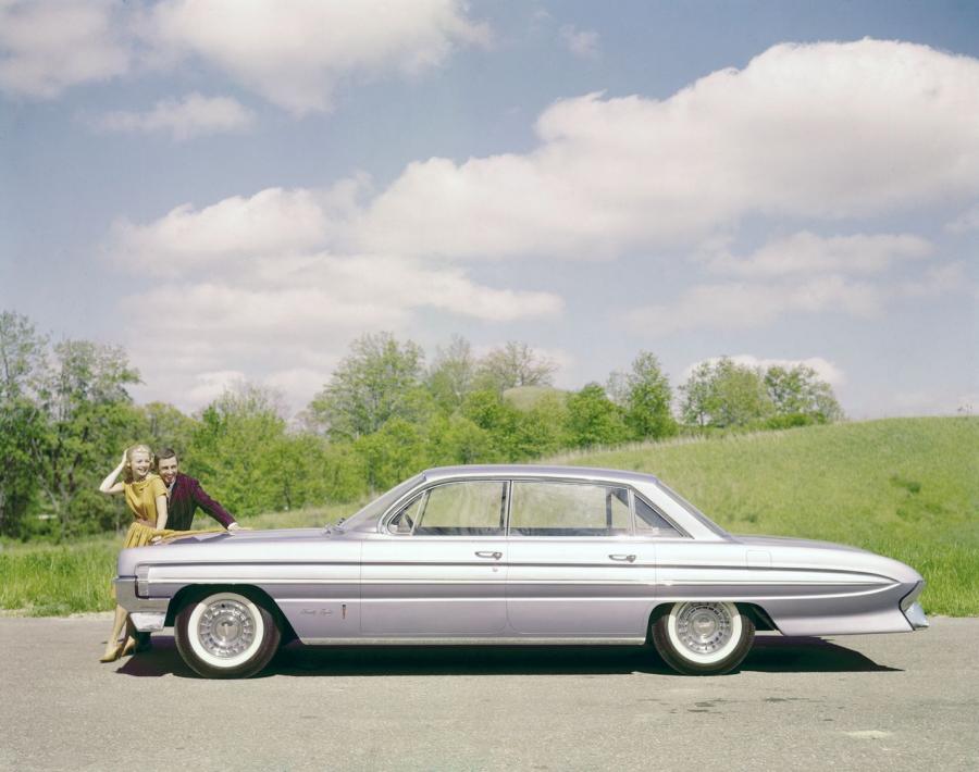  Oldsmobile Classic 98 4-Door Holiday (3829) 1961 года  (фото 2 из 3)